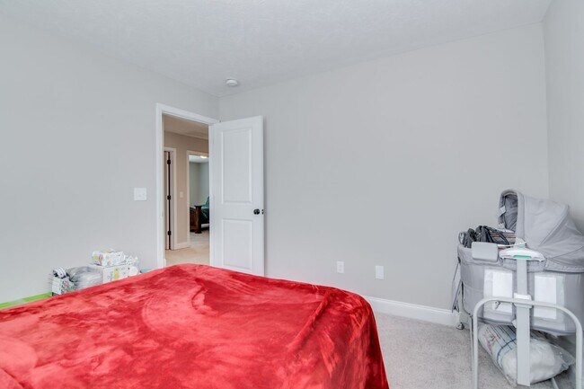 Building Photo - 4 Bedroom 2 Bathroom Two Story Home