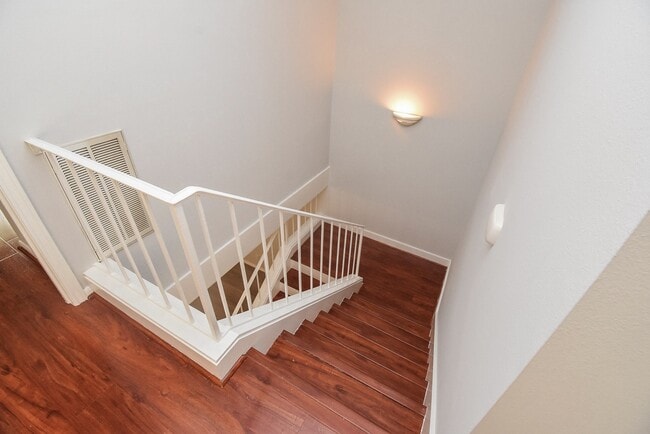 Building Photo - 201 Vanderpool Ln