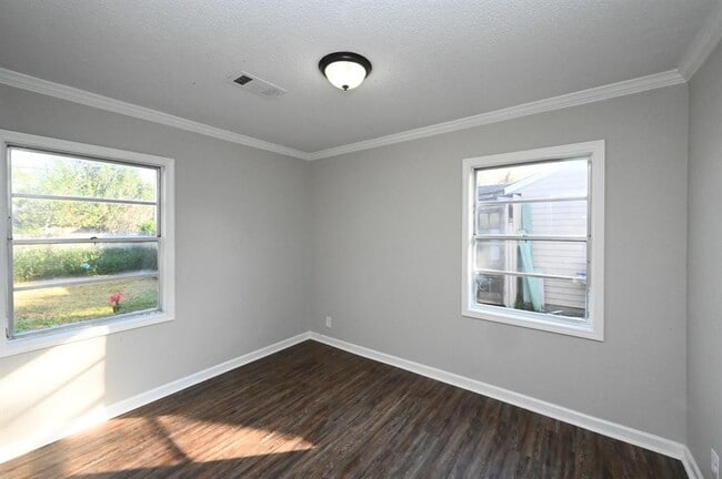 Building Photo - 1411 Laskey St