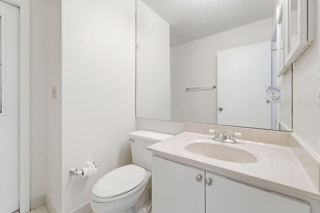 Building Photo - 5562 Reynolds Rd