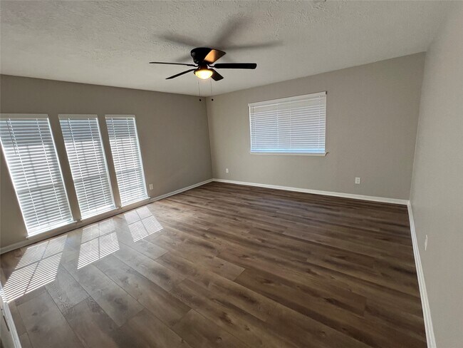 Building Photo - 305 Heathgate Dr