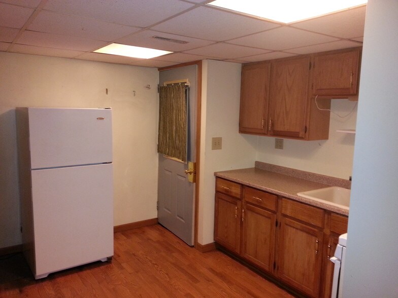 Building Photo - 421 E Lake St