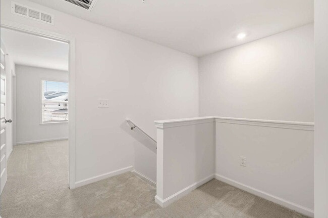 Building Photo - Spacious 3-Bed Townhouse w/ Two Car Garage