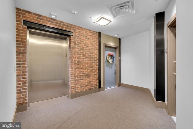 Building Photo - 915 N Patrick St