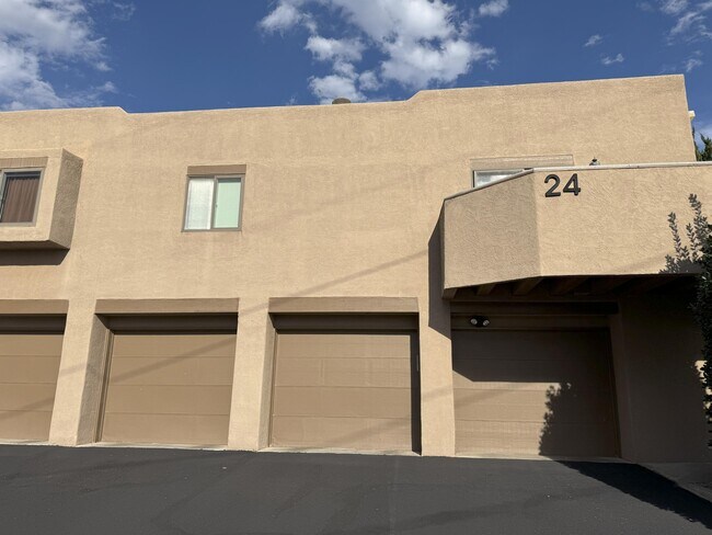 Building Photo - 2900 Vista Del Rey NE
