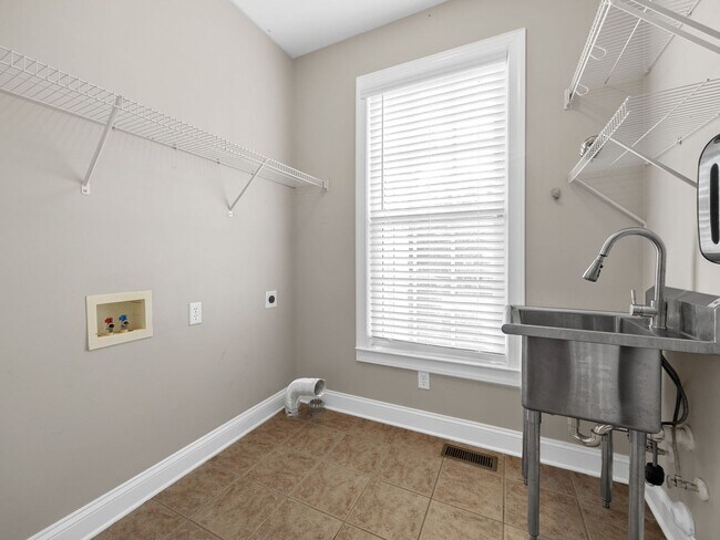 Building Photo - 708 Symmetry Ct