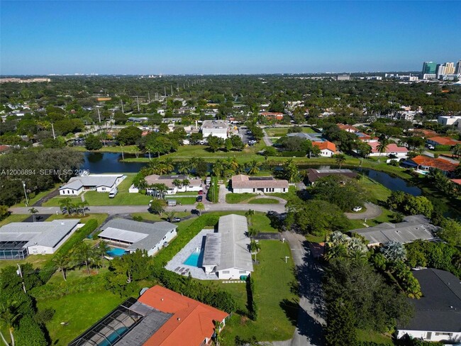 Building Photo - 10600 SW 80th Ct