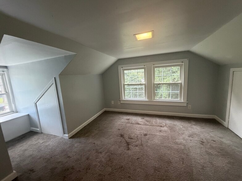 upstairs - 905 Rountree Ave