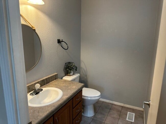 Building Photo - Stylish 3-Bed Home with Backyard & Garage!