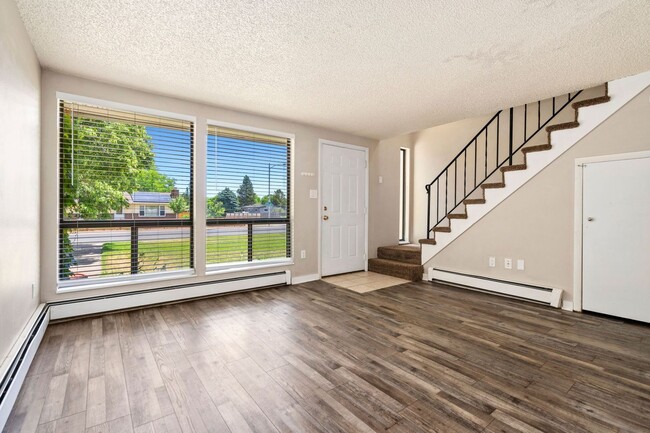 Building Photo - Lovely Midtown Townhouse