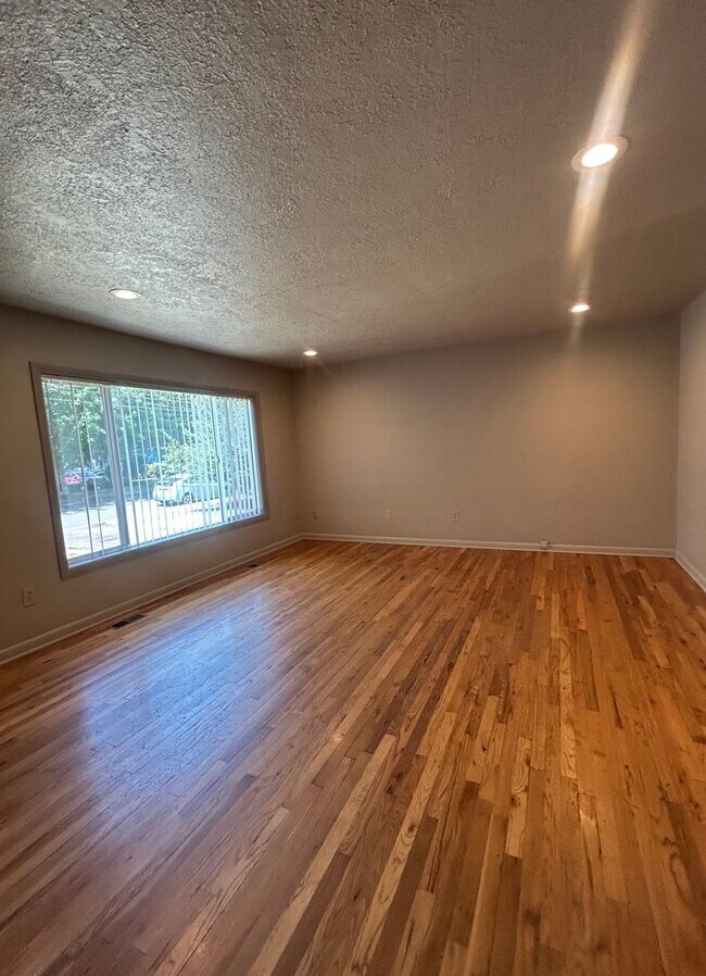 Building Photo - Three Bedroom Home (NE Salem)- W/D Hookup & Fenced Backyard
