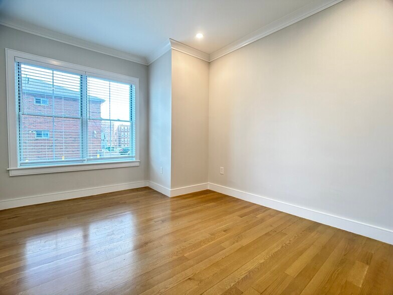 Building Photo - 12 Greylock Rd