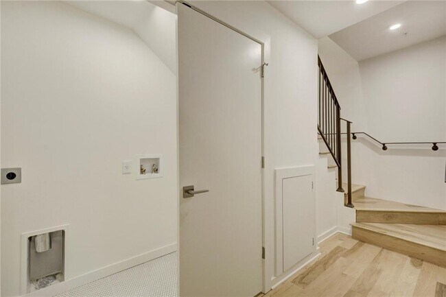 Building Photo - 211 W Johanna St
