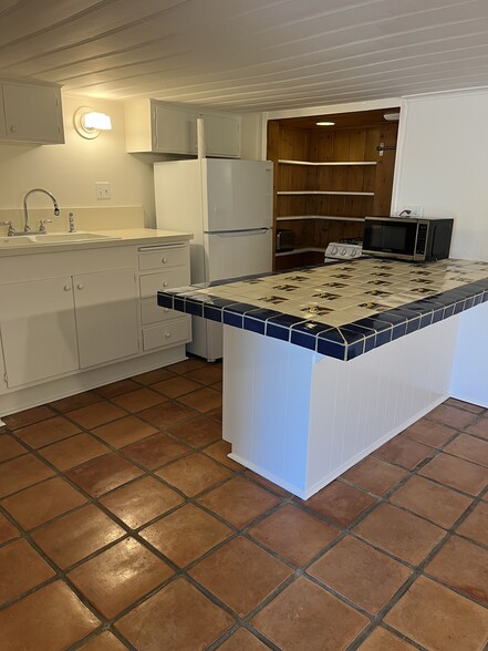 Kitchen Island - 2859 Terry Rd