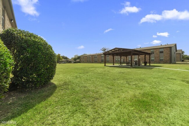 Building Photo - 3 br, 1.5 bath Apartment - Cleburne Plaza C