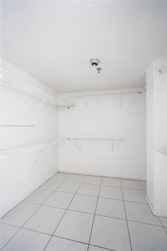 Building Photo - 17600 N Bay Rd