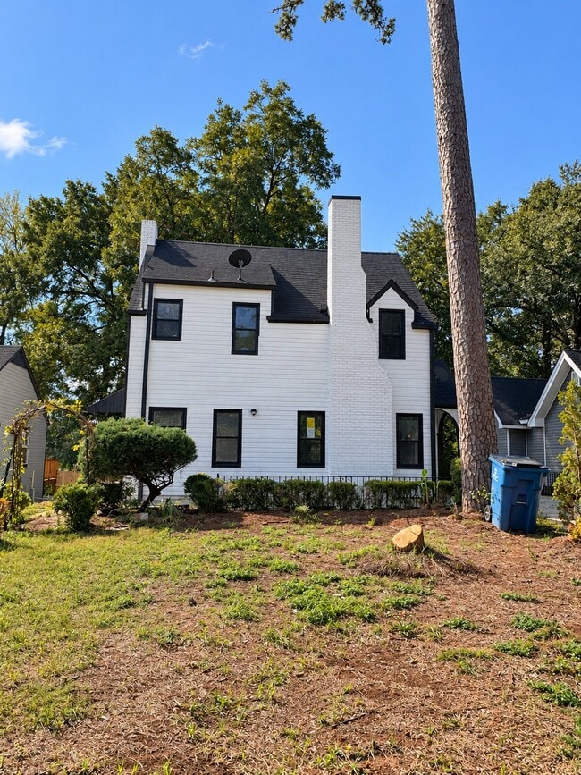 Building Photo - 236 Pinewood Ave