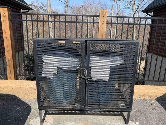 Building Photo - 801 Crystal Br Wy