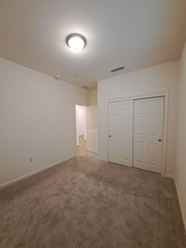 Building Photo - 3 Bedroom Home Near Armstrong & Olive!