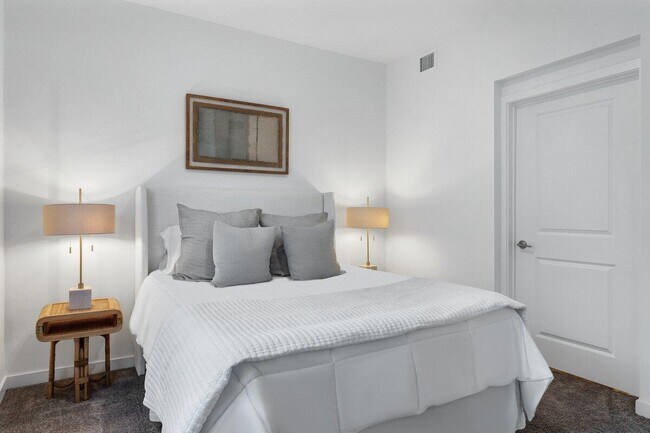 Building Photo - 4250 Lakewood Rd