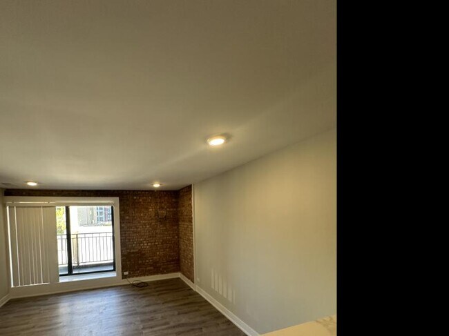 Building Photo - 2 bedroom in Chicago IL 60610