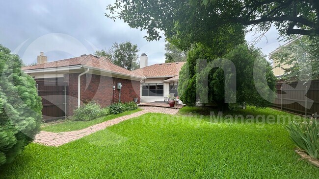 Building Photo - 1633 Palisades Dr