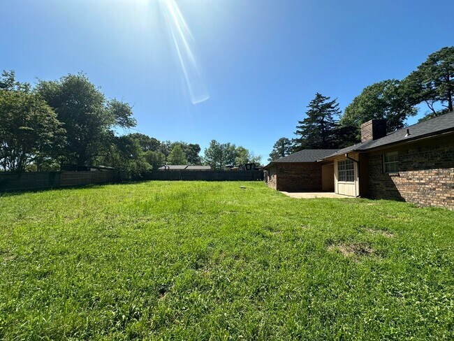Building Photo - Charming 3 Bedroom in Flint!