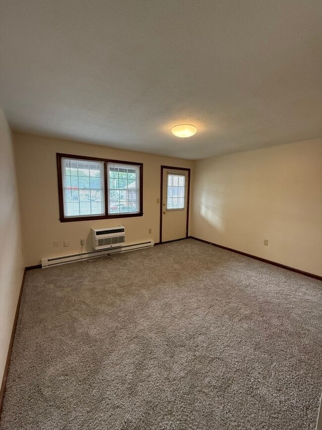 Building Photo - 643 Suffield St