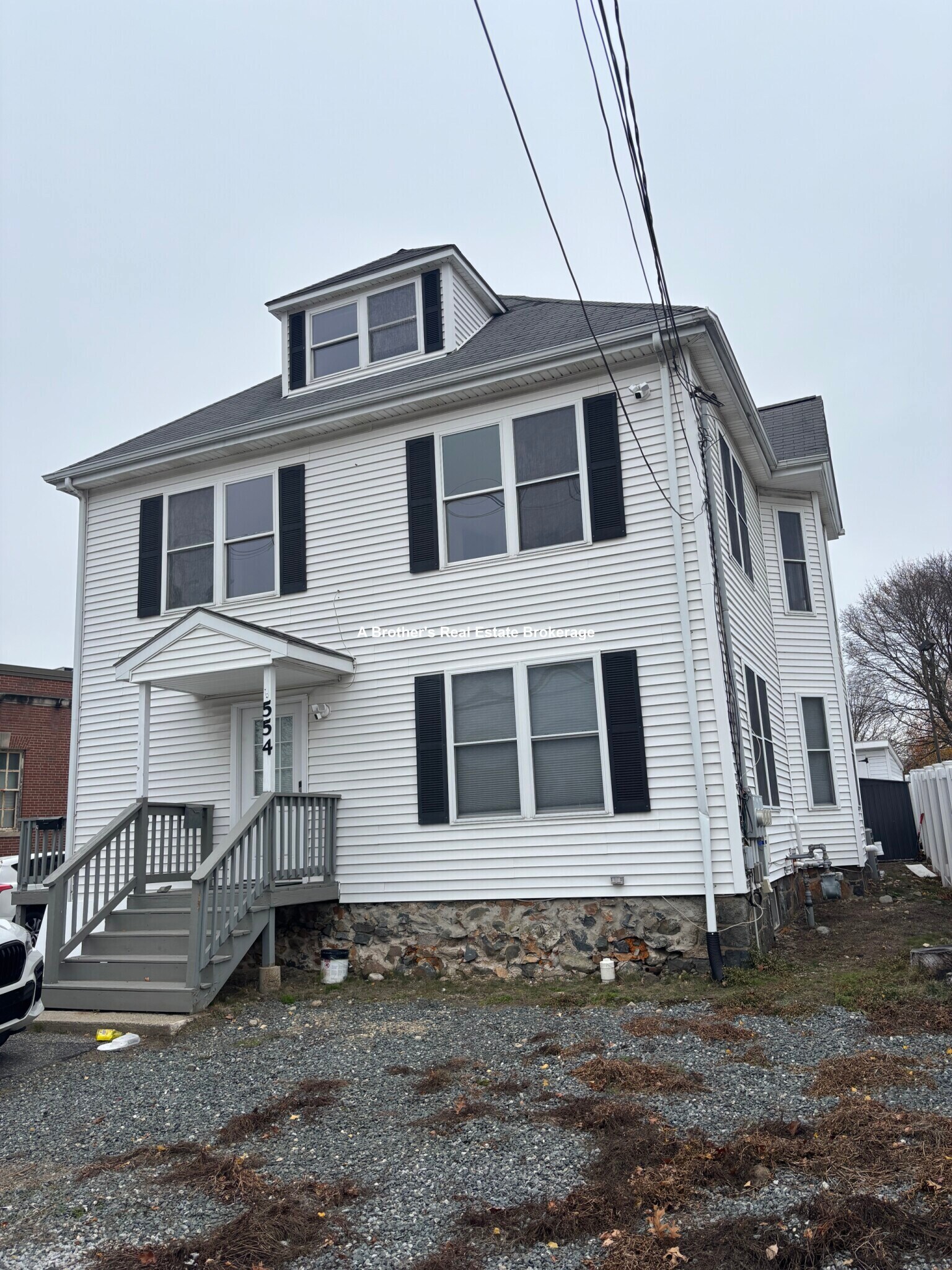 Building Photo - 554 Main St