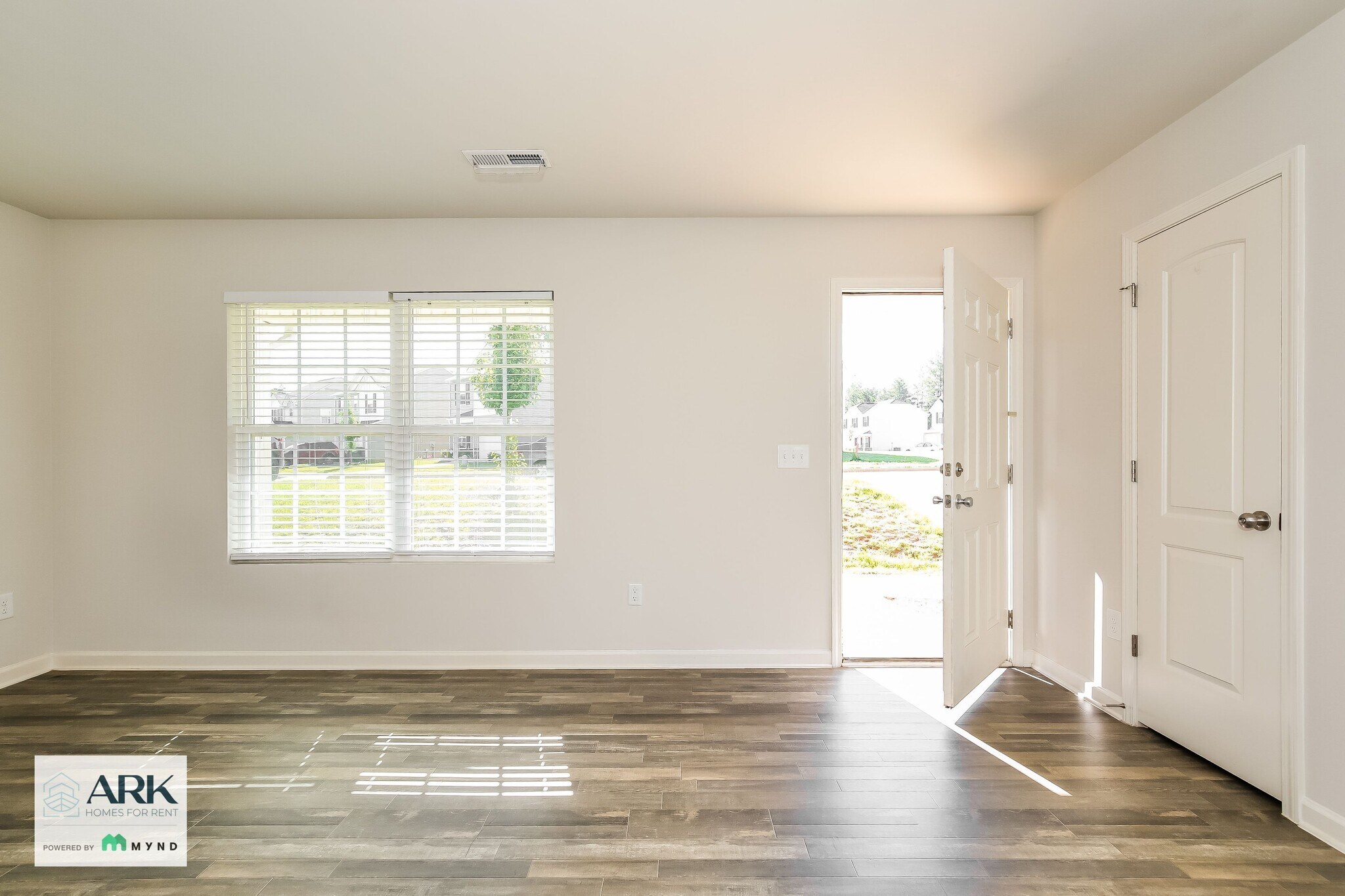 Building Photo - 214 Glenoaks Dr