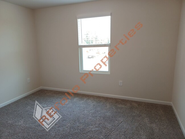 Building Photo - Bright and Airy! 5 Bedrooms 3 Bathrooms Ho...