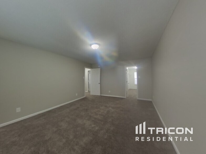 Building Photo - 10990 Clear Spring Dr