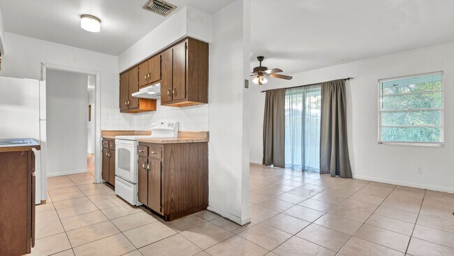 Building Photo - Renovated 3-Bed Furnished Home with Large ...