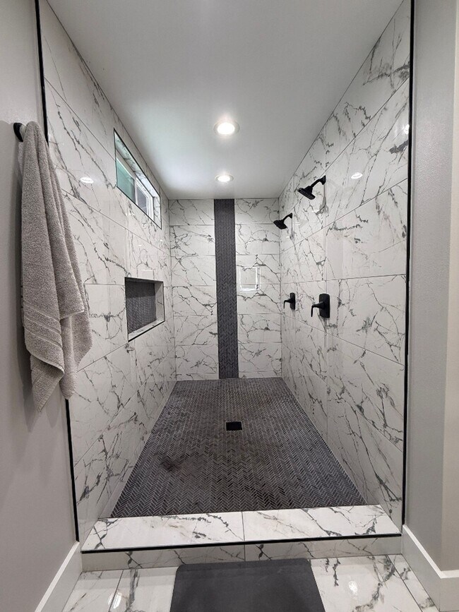 Building Photo - New modern studio with one bath