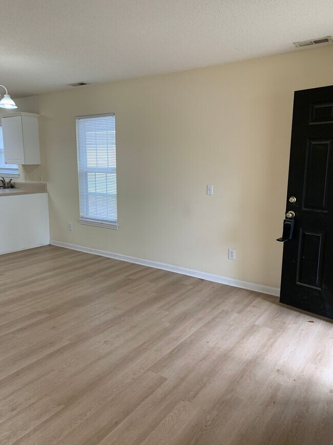 Building Photo - 3 Bedroom, 2 Bath House Available On Wesle...