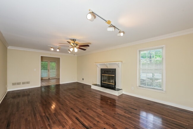 Building Photo - 521 Sequoia Ct