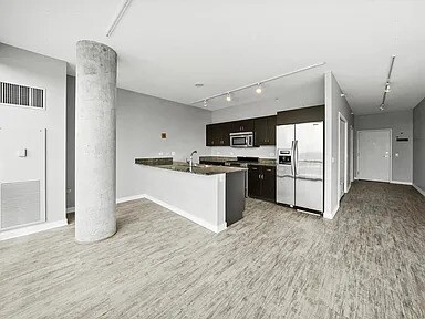 Building Photo - 860 W Blackhawk St