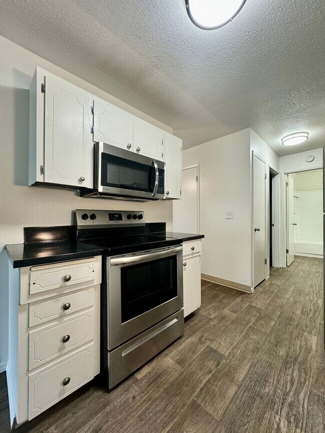 Building Photo - Freshly Updated Top Floor One Bedroom w/ Fresh Paint, New Shower Surround & Stainless Appliances~...