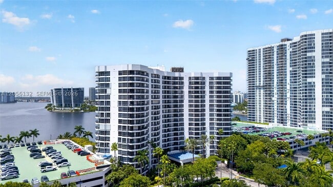 Building Photo - 3600 Mystic Pointe Dr