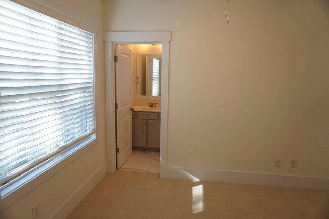 Building Photo - 4032 Tamarisk Ln