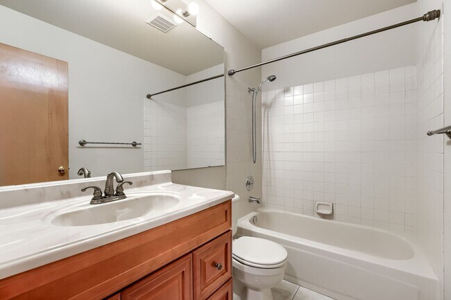 Building Photo - Well-Equipped 3 Bed 2 Bath Renton Home w/ 2-Car Attached Garage!