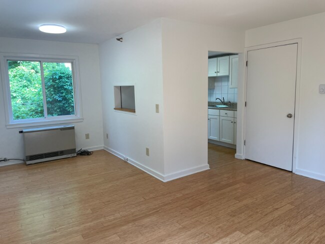 Building Photo - 237 Maple St