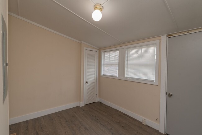 Building Photo - PRICE REDUCED- $995 - Cute 3 Bed/2 Bath Si...
