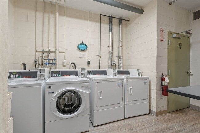 Building Photo - 245 Sea St