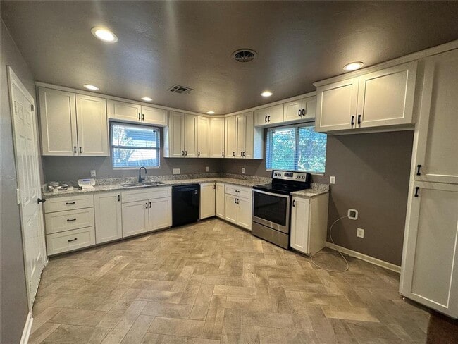Building Photo - 1321 Garland Dr