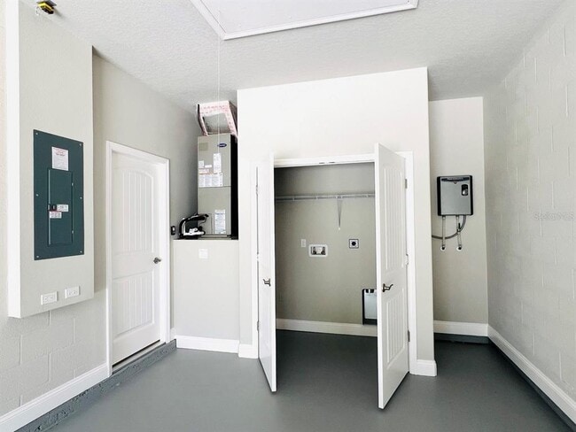 Building Photo - 100 Lynbrook Dr