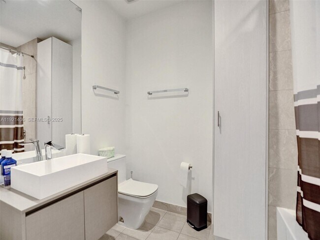 Building Photo - 1000 Brickell Plaza