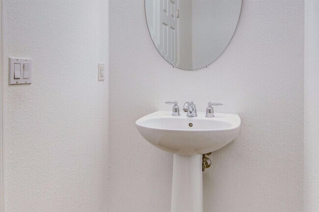 Building Photo - Beautiful 4 Bedroom, 2.5 Bath Condo for Rent in Elk Grove