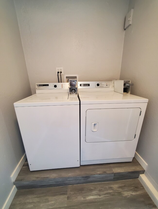 Coin laundry in a private room with key - 13939 Facade Ave