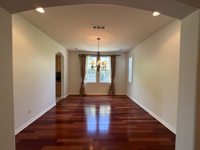Building Photo - Stunning Executive home with loads of cust...